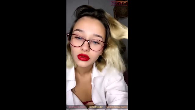 Naz Elbir: Kırmızı Sütyenle Basini Geriye Atiyor | HD İzle